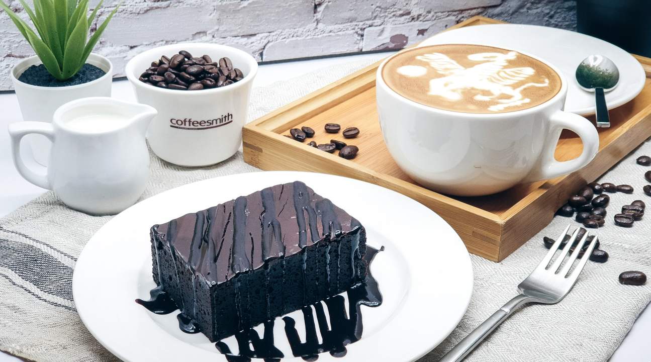 西门 Coffeesmith 餐厅的布朗尼和饮料